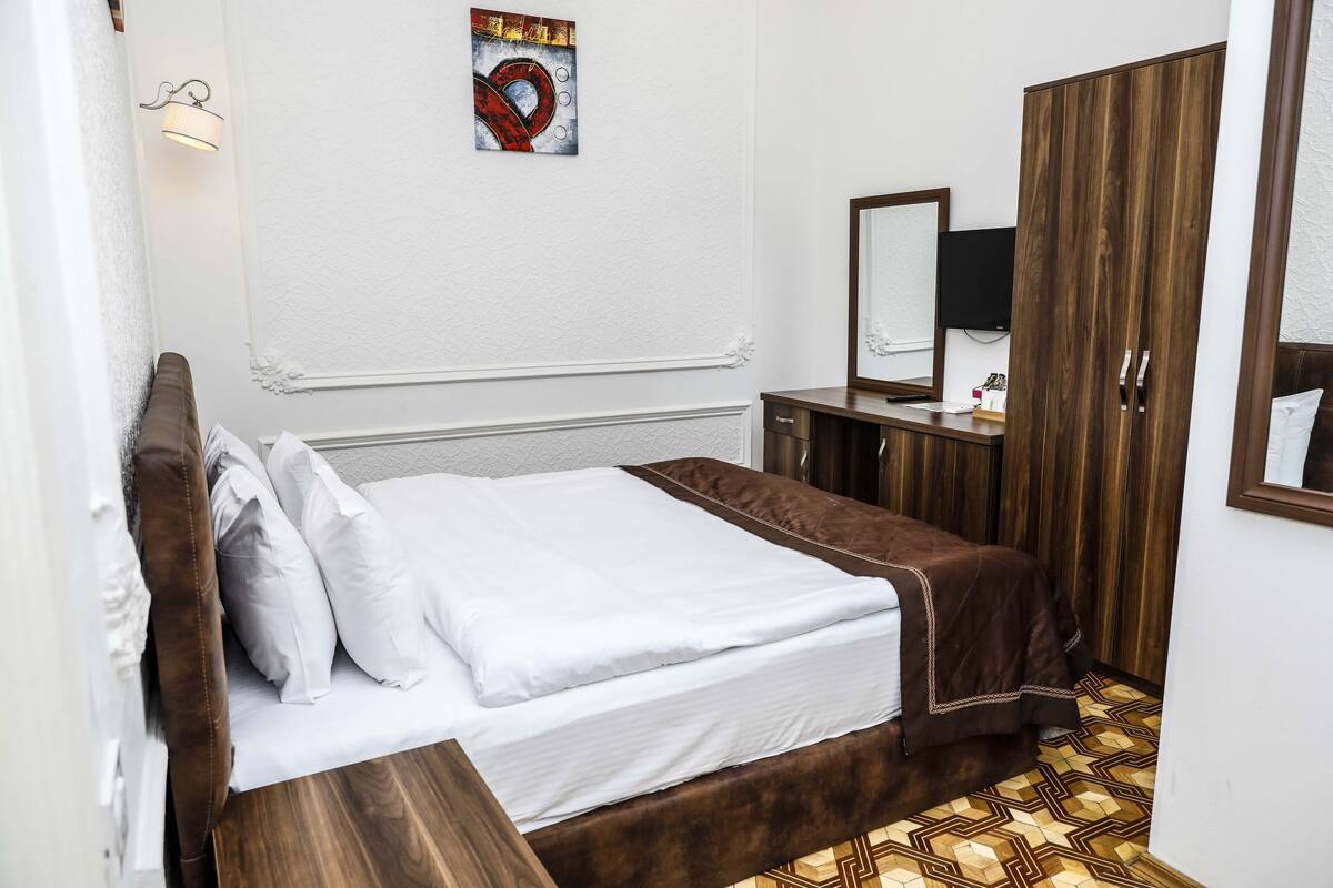 Chambre économique double, 1 très grand lit | 1 chambre, literie de qualité, minibar, coffre-fort