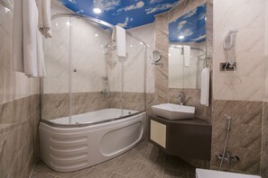 Combined shower/bathtub, free toiletries, hair dryer, bathrobes - Malakhan Hotel (Baku)