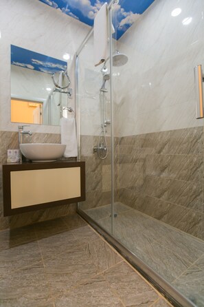 Bathroom shower - Malakhan Hotel (Baku)