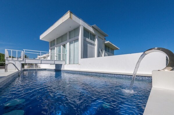 Una piscina al aire libre
