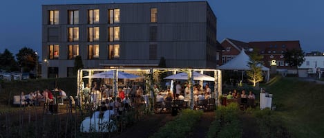Overnatningsstedets facade – aften/nat