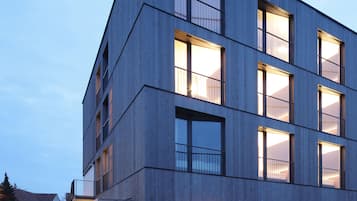 Un edificio moderno de varios pisos con amplios ventanales y techo plano.
