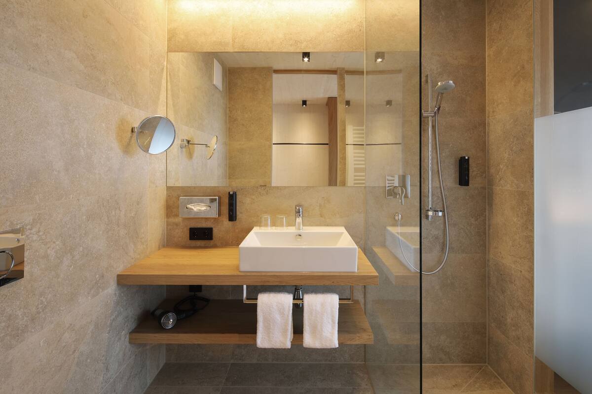 classic room | bathroom | shower, free toiletries, hair dryer, towels