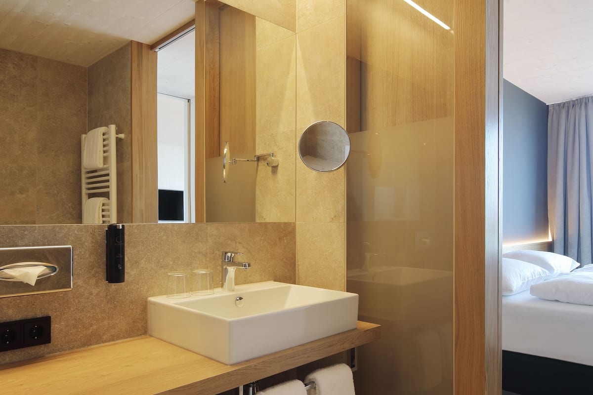 junior suite | bathroom | shower, free toiletries, hair dryer, towels