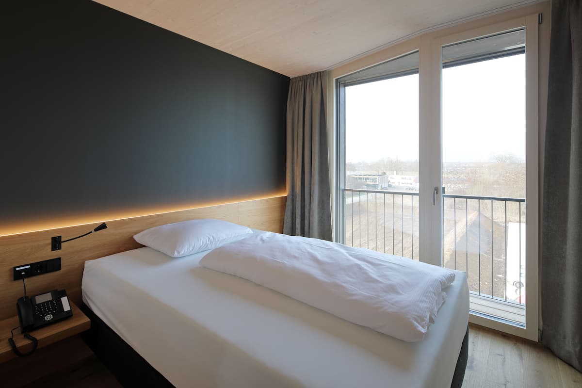Room (PURE) | In-room safe, desk, soundproofing, rollaway beds