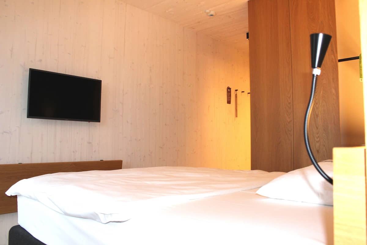 Room (Life) | In-room safe, desk, soundproofing, rollaway beds