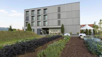Un edificio moderno con un cartello che riporta la scritta "2nd Home Hotel".