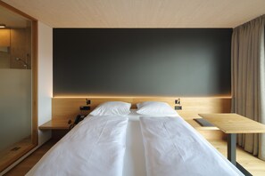 In-room safe, desk, soundproofing, rollaway beds - 2nd Home Hotel (Nördlingen)