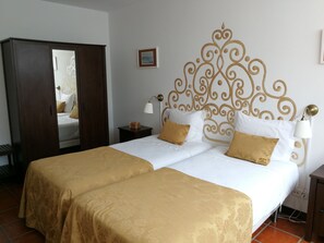 City Twin Room, 2 Twin Beds, Private Bathroom | Individually decorated, desk, blackout drapes, soundproofing - Casa da Travessa (Ponte de Lima)