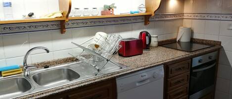 Peti sejuk/penyejuk beku saiz penuh, ketuhar gelombang mikro, ketuhar