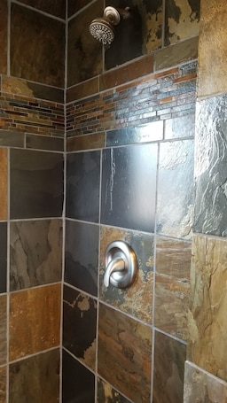 Cabin 5 | Bathroom shower. Bluff Gardens Cabins