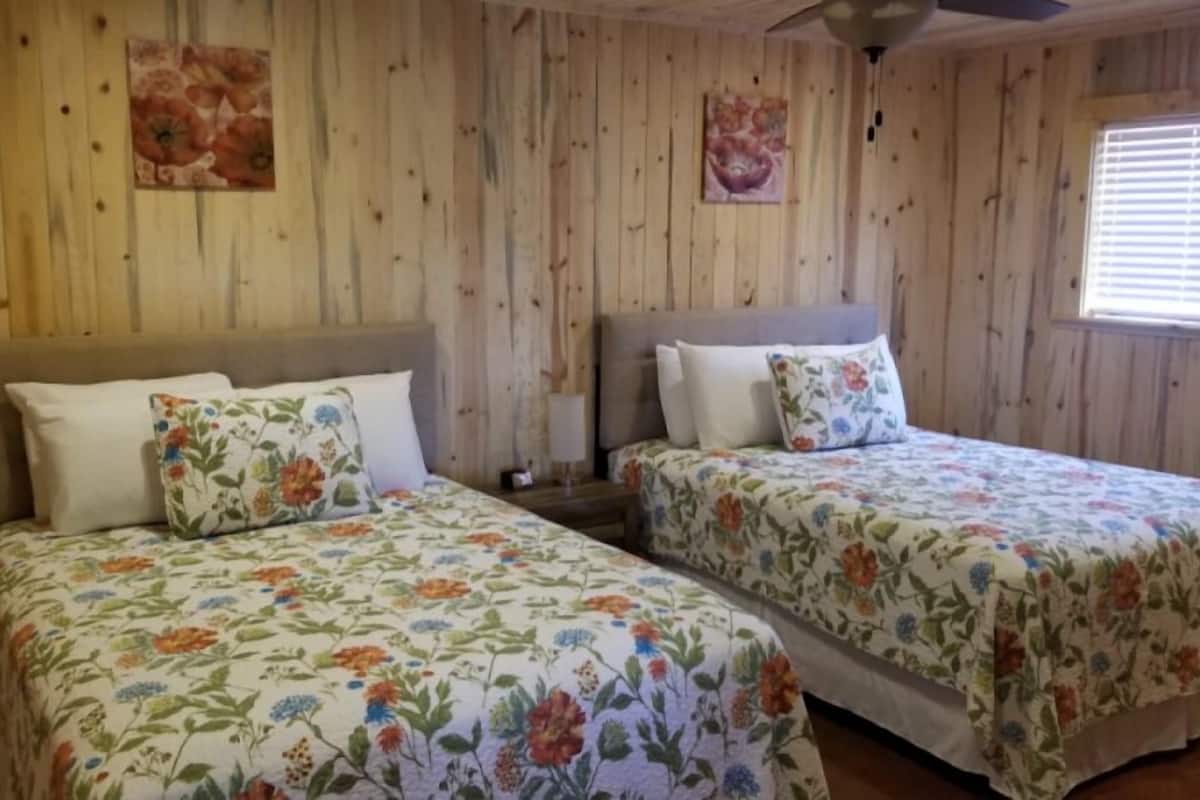 Cabin 6 | Individually decorated, individually furnished, free WiFi, bed sheets