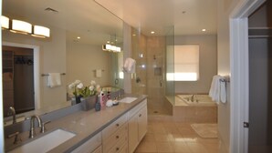 Unclassified image, 4 of 10, button - 3 Bedroom Condo (Scottsdale)