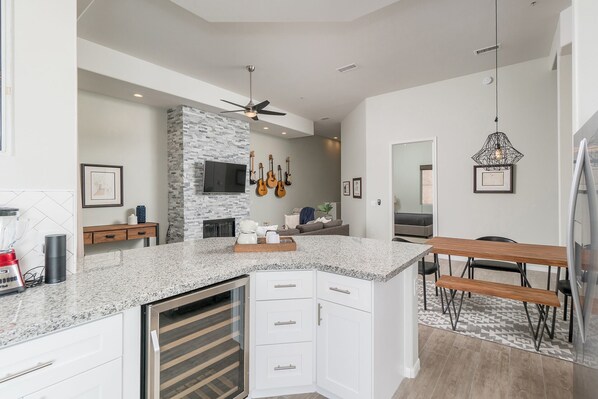 Lemari es besar, microwave, oven, dan kompor