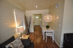 Apartment, 2 Schlafzimmer, Nichtraucher | Essbereich im Zimmer