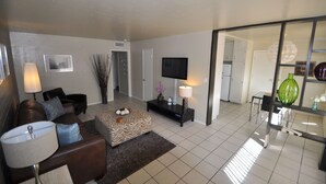 Condo, 1 quarto, para não fumantes | Área de estar | TV de tela plana