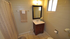 Condo, 1 quarto, para não fumantes | Banheiro | Produtos de toalete grátis, toalhas de banho