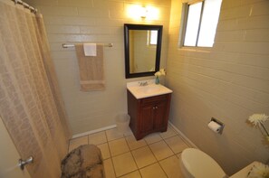Condo, 1 Bedroom, Non Smoking | Bathroom | Free toiletries, towels