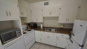 Condo, 1 quarto, para não fumantes | Cozinha privada | Geladeira grande, micro-ondas, fogão, cooktop