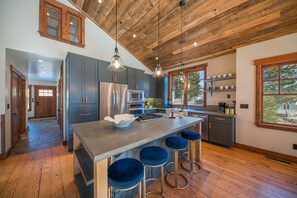 Hus, 4 soverom, ikke-røyk | Eget kjøkken | Kjøleskap, mikrobølgeovn, ovn og kokeplater