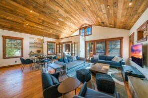 Hus, 4 soverom, ikke-røyk | Oppholdsområde | Flatskjerm-TV