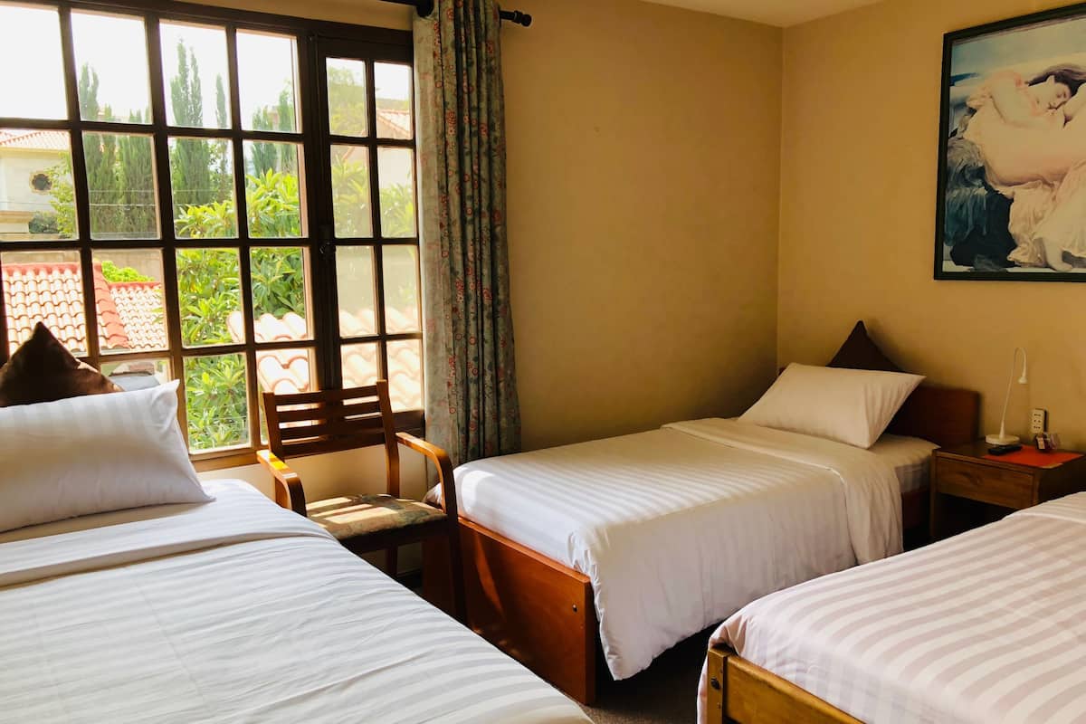 Deluxe-Zweibettzimmer, Blick auf den Innenhof | Zimmersafe, Verdunkelungsvorhänge, kostenloses WLAN, Bettwäsche