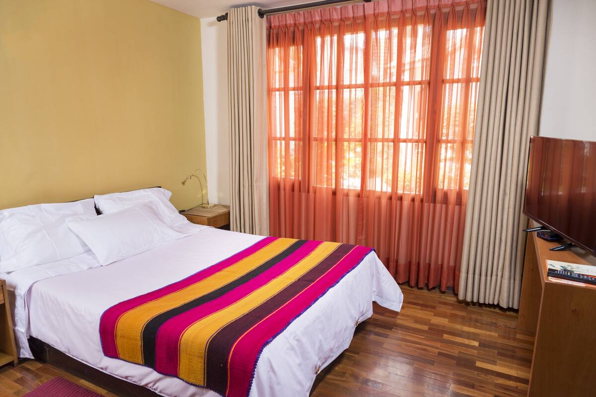 Deluxe-Doppelzimmer, 1 Queen-Bett | Zimmersafe, Verdunkelungsvorhänge, kostenloses WLAN, Bettwäsche
