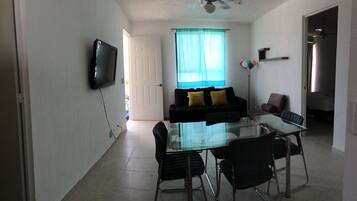 Appartement Deluxe, 2 chambres | Coin séjour | Télévision à écran plat