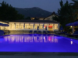 屋外プール、営業時間 9:00 ～ 19:00、プール パラソル、サンラウンジャー
