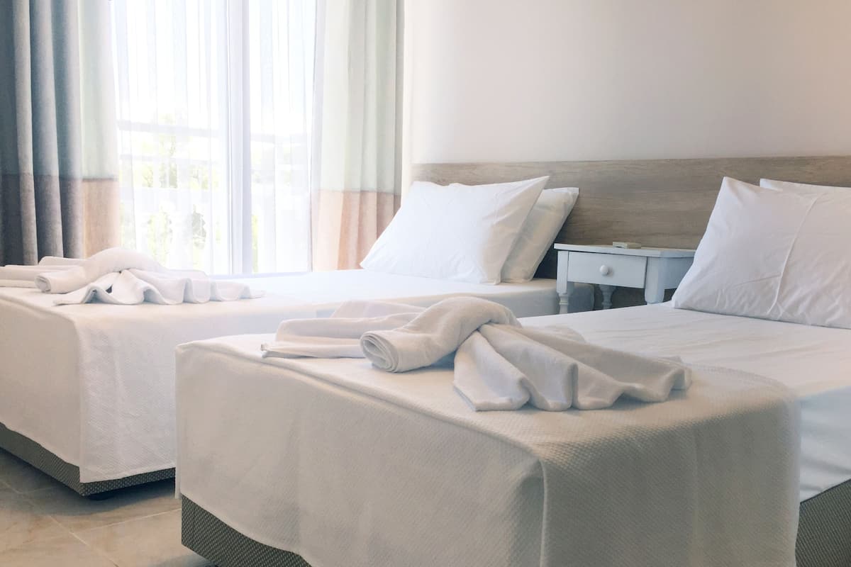 comfort twin room, balcony | in-room safe, blackout curtains, soundproofing, free wifi