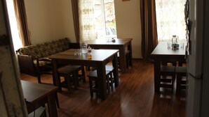 Daily continental breakfast for a fee - Guesthouse Qaldea (Mestia)