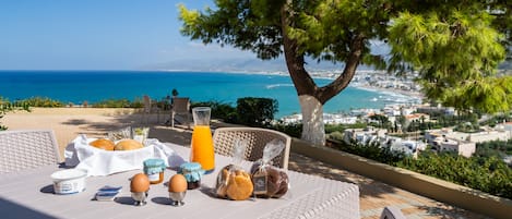 Superior Villa, Sea View (#4) | In-room dining