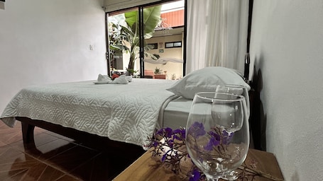 Quarto família, 1 quarto | 1 quarto, edredons de pluma, frigobar, ferros/tábuas de passar roupa. Hotel las ardillas