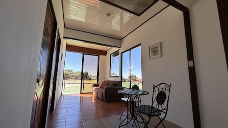 1 habitación, cubrecamas, minibar y tabla de planchar con plancha