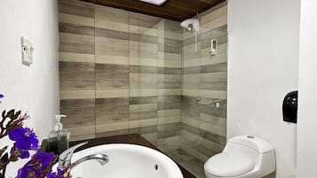 Familieværelse - 1 soveværelse | Badeværelse | Designertoiletartikler, hårtørrer, håndklæder, Toiletpapir
