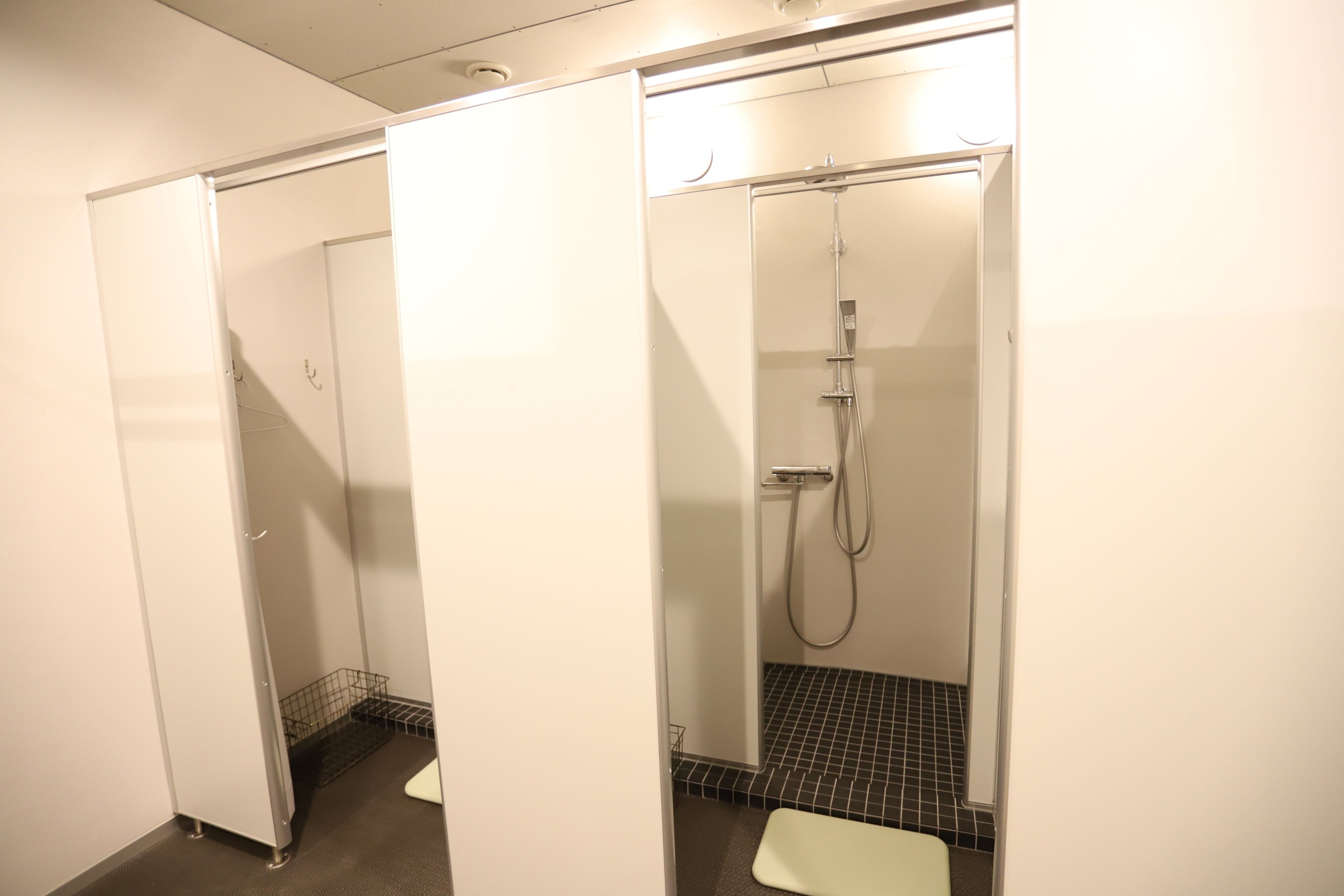 Un baño con cabina de ducha e inodoro.