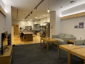 Kjøleskap, mikrobølgeovn, brødrister og riskoker