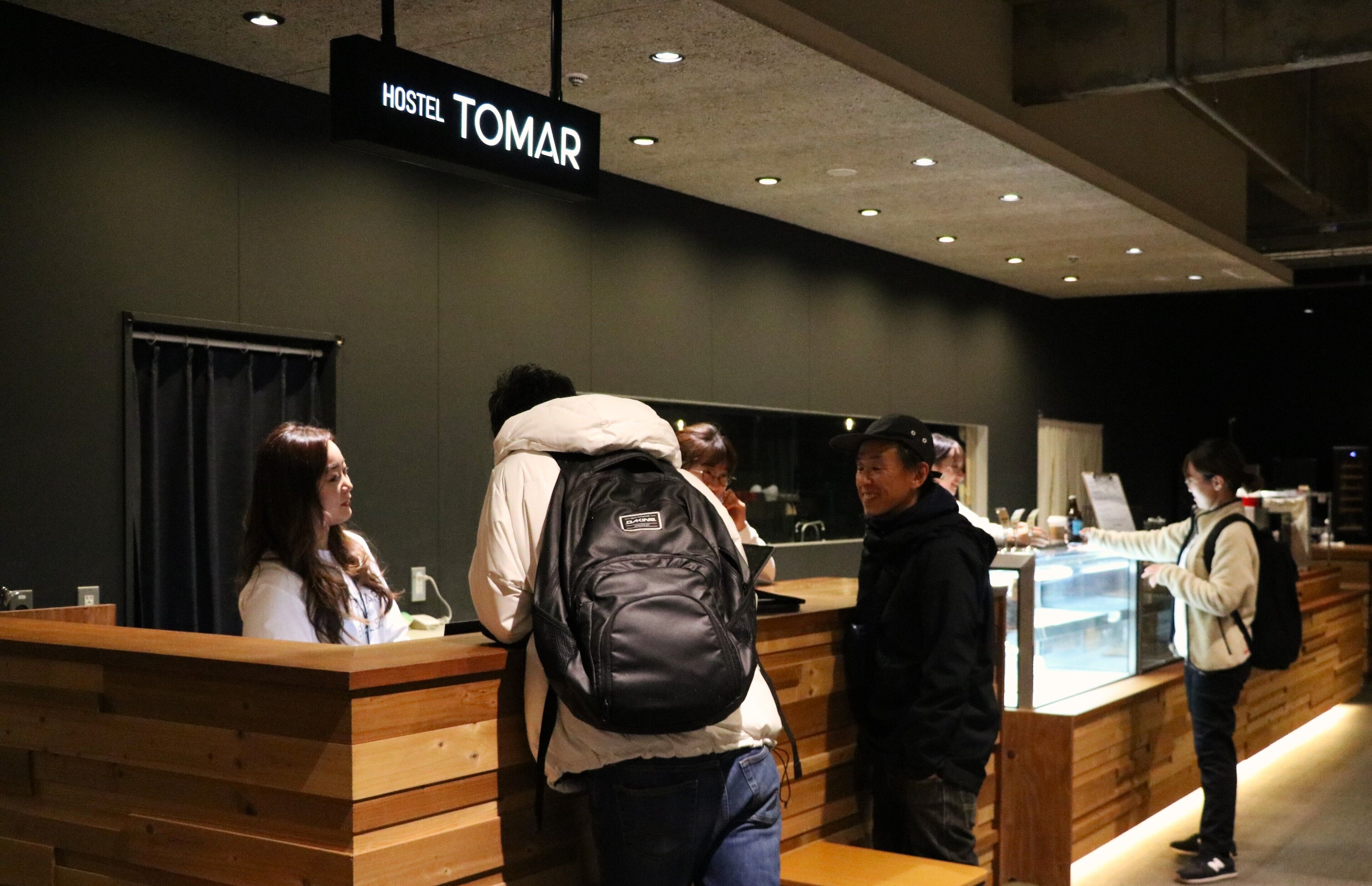 Una recepción con un cartel que dice "HOSTEL TOMAR".