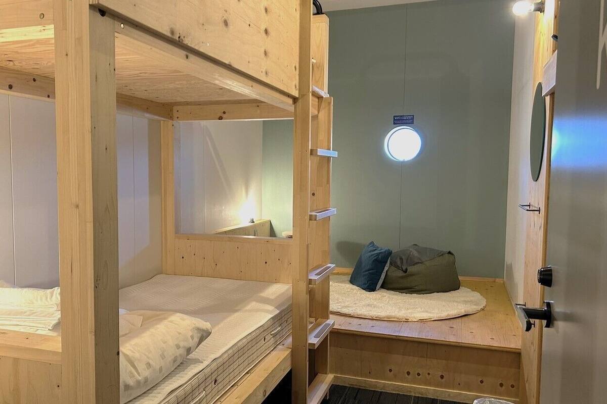 WiFi (free), bed sheets