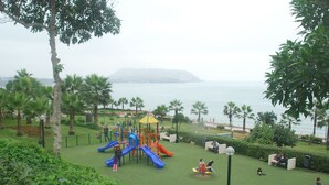 Children's play area - outdoor - Black Shark Apartments (Lima)