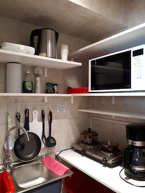 Kühlschrank, Mikrowelle, Wasserkocher mit Kaffee-/Teezubehör