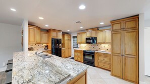 Frigorifero, microonde, forno, piano cottura