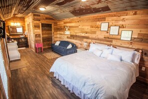 1 bedroom, bed sheets - My Humble Abode - Cabins Onion Creek (Driftwood)