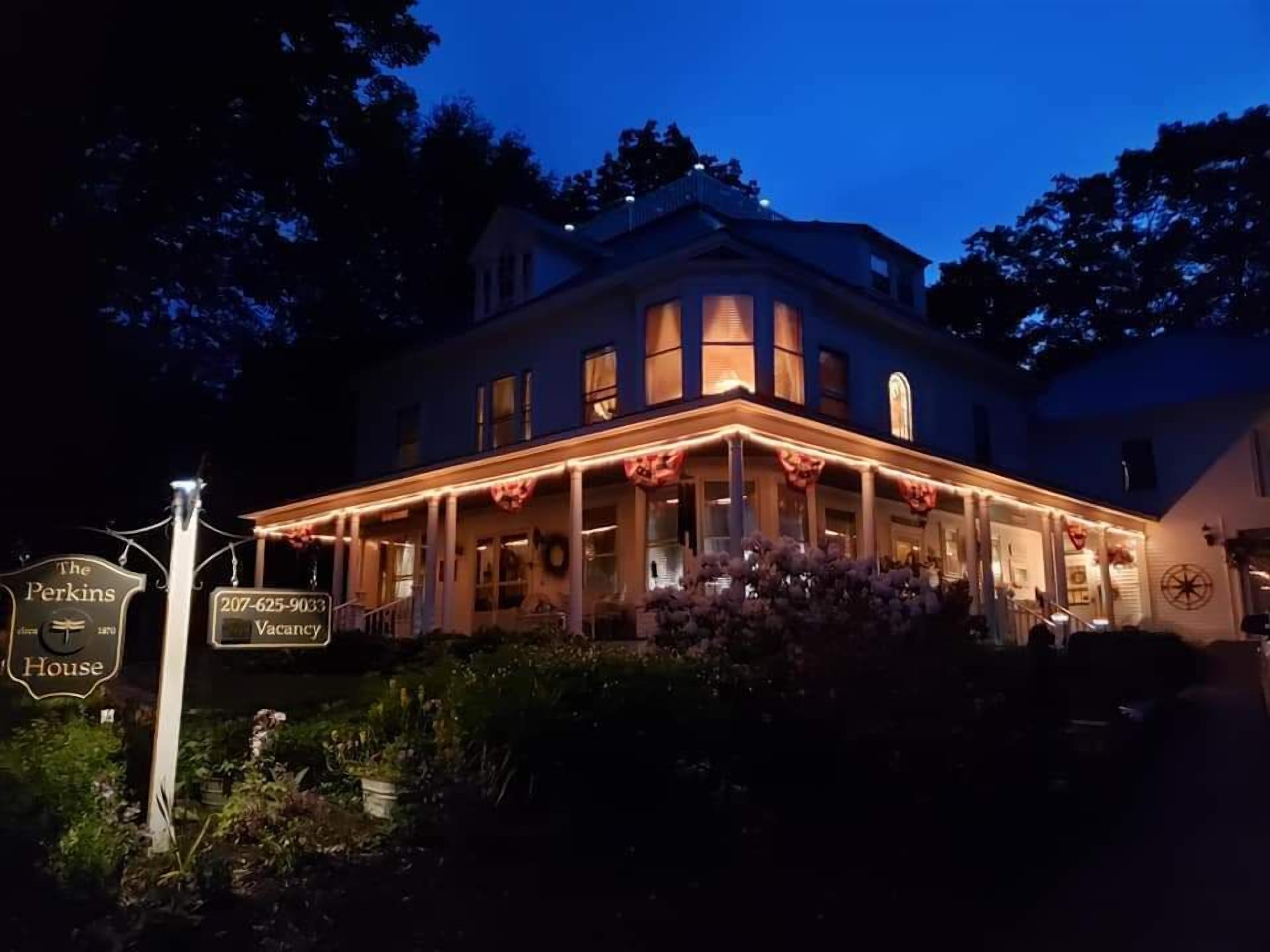 住宿正面 (夜晚)