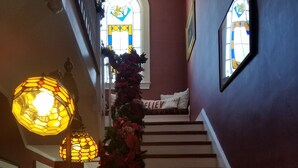 Eine Treppe mit einer Blumenkomposition und einer beleuchteten Lampe.