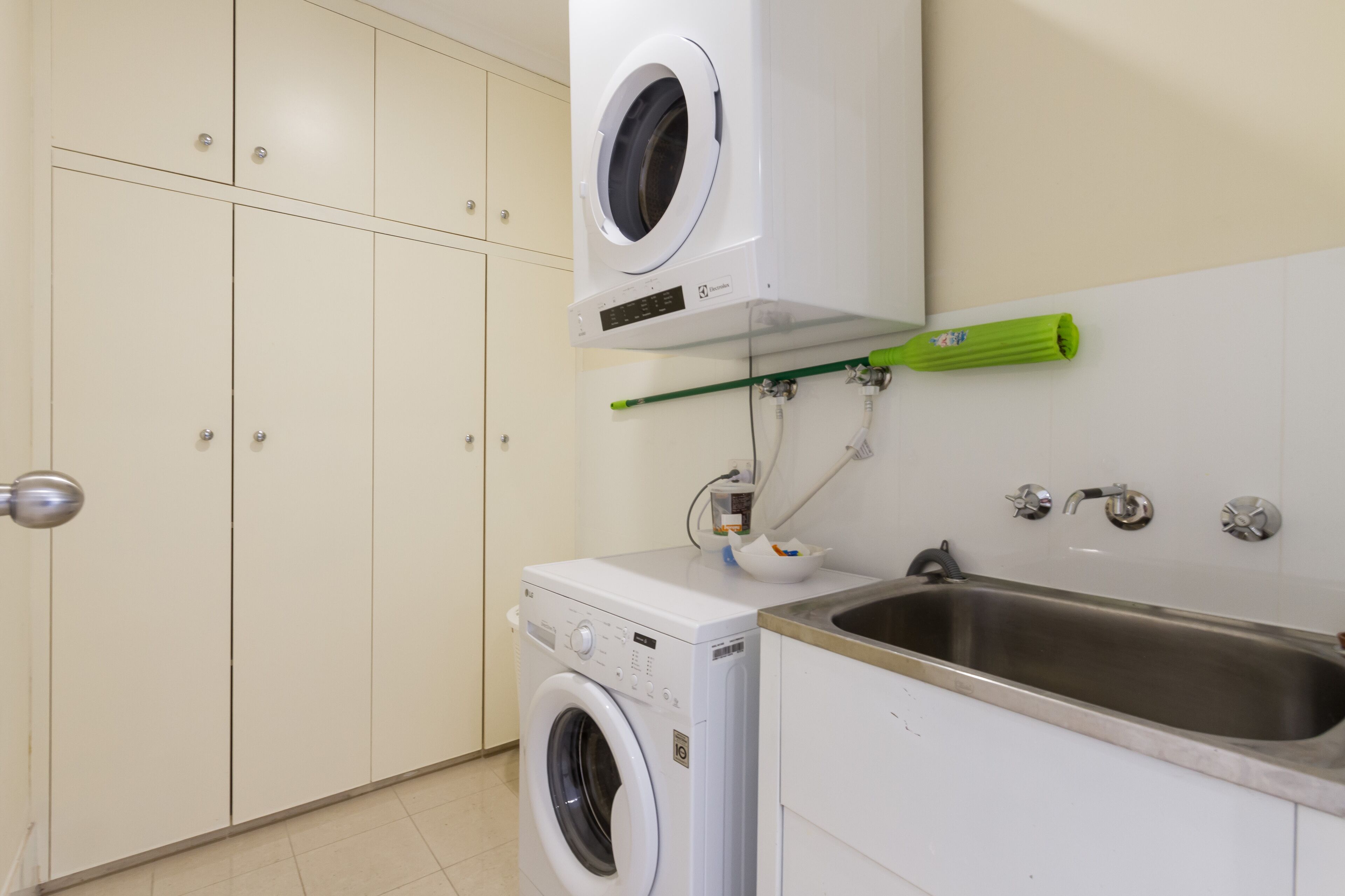 Adelaide Style Accommodation - CLOSE TO CITY - 3Bdrm - In elite North Adelaide — image 9