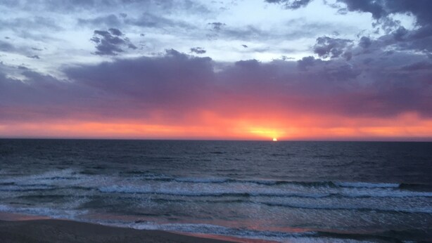A beach with waves and a sunset. - Adelaide Style Accommodation - CLOSE TO CITY - 3Bdrm - In elite North Adelaide (North Adelaide)