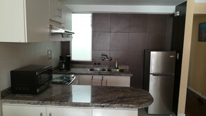 Comfort Apartment, 1 Bedroom, Bathtub | Private kitchen | Coffee/tea maker, fridge, microwave, oven - Meraki (La Paz)