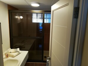 Bañera con ducha, bañera de hidromasaje, artículos de tocador gratuitos