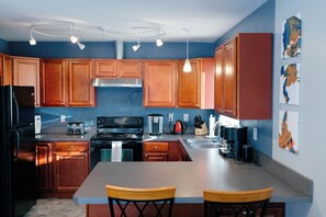 Fridge, microwave, oven, stovetop - O'Malley View- private unit on quiet street near Campbell Creek greenbelt (Anchorage)